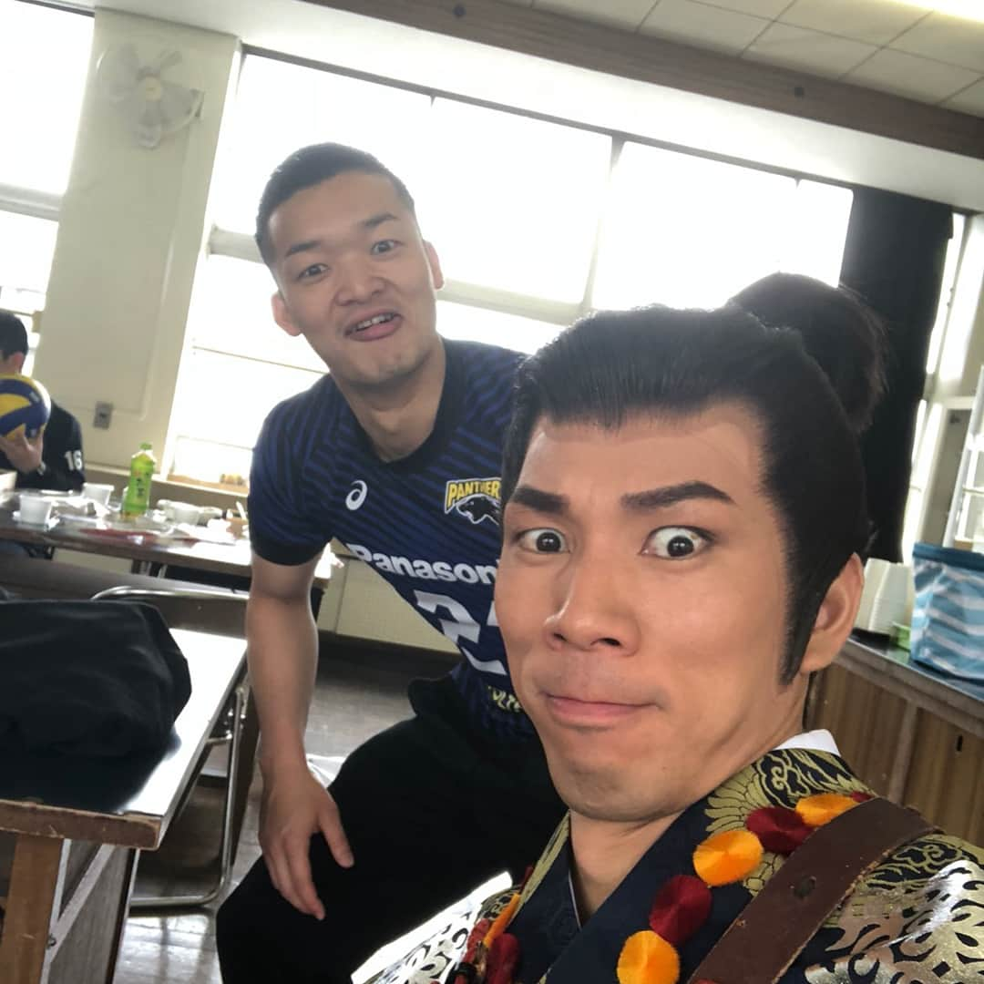 兒玉康成さんのインスタグラム写真 - (兒玉康成Instagram)「おはようございますシリーズ。 この間のふくい桜まつりにて… 戦国と現代のコラボレーション。 いとをかし。 #ふくい桜まつり #パナソニックパンサーズ #福澤さん勝家公なるってよ #目力やばすぎて石になるかと思った #ならなかったけど… #雨の中みなさん来てくださった #感謝です #枚方でもパレードありますよ #その時武将はいないけど #みなさんぜひ来てくださいね」4月19日 8時58分 - yasu_koda_21