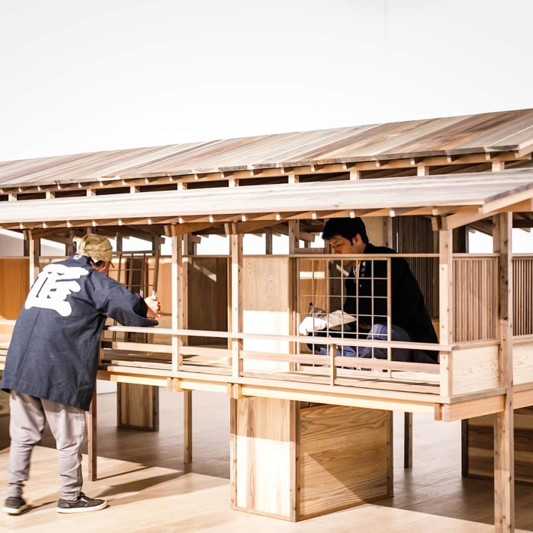 森美術館さんのインスタグラム写真 - (森美術館Instagram)「🔨「建築の日本展」設営中👷‍♂️ なんと丹下健三の《自邸》1/3スケールを展示室内で作っています！小田原の名工で、数寄屋・寺社匠 芹澤毅棟梁の見事な仕事風景をご覧ください。 「建築の日本展」は4/25（水）開幕！ #建築の日本展 #森美術館 #丹下健三 #建築 #宮大工 #japanarchexhibit #japanarchitecture #architecture #kenzotange #けんちくなう  撮影：御厨慎一郎」4月19日 20時03分 - moriartmuseum