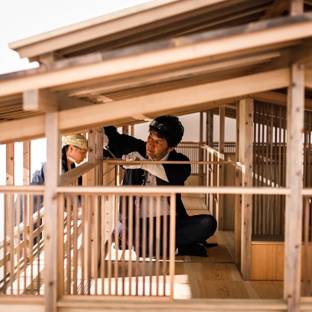 森美術館さんのインスタグラム写真 - (森美術館Instagram)「🔨「建築の日本展」設営中👷‍♂️ なんと丹下健三の《自邸》1/3スケールを展示室内で作っています！小田原の名工で、数寄屋・寺社匠 芹澤毅棟梁の見事な仕事風景をご覧ください。 「建築の日本展」は4/25（水）開幕！ #建築の日本展 #森美術館 #丹下健三 #建築 #宮大工 #japanarchexhibit #japanarchitecture #architecture #kenzotange #けんちくなう  撮影：御厨慎一郎」4月19日 20時03分 - moriartmuseum