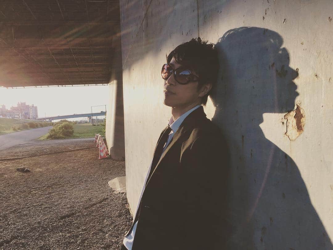 高倉陵さんのインスタグラム写真 - (高倉陵Instagram)「本日RYO TAKAKURAのミュージックビデオ撮影。「Beach Queen」に続く第2弾。 今回も尋常なく良い。 #三拍子#三拍子高倉#高倉陵#RYOTAKAKURA#ミュージックビデオ#comedian#MV#撮影#尋常#musician#三角形の猫#六角形のネギ」4月19日 18時40分 - takakulife