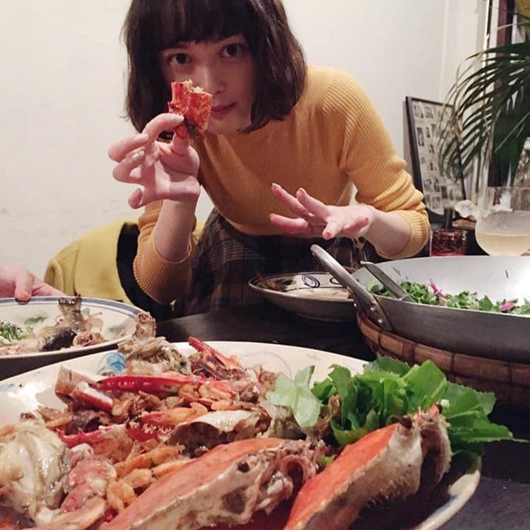のインスタグラム：「携帯が壊れて古い携帯を使っていたのですが、ティナちゃんの可愛い写真出てきたから載せておく🦀  @tinapouty @sakikohirano @nemuqn @maatamagosan @ancccooという不思議メンバーでごはんした日🍴」