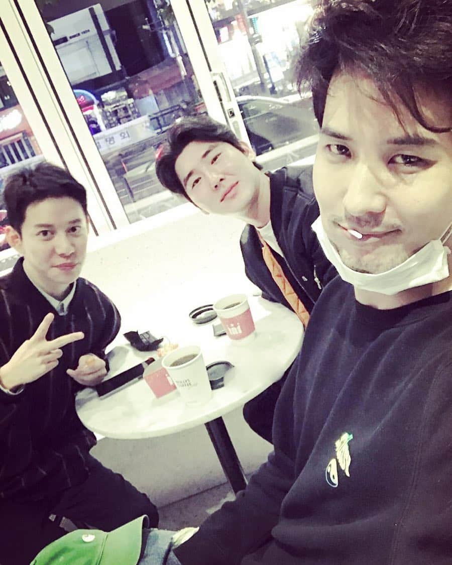 キム・ジソクのインスタグラム：「. 오랜만에 남자들끼리 커피수다 삼매경☕️ 그러다가 2분만에 일어난게 이날의 함정 👽 짧게자른머리 박경 뭔가 어울린다 충성👩🏻‍🚀」