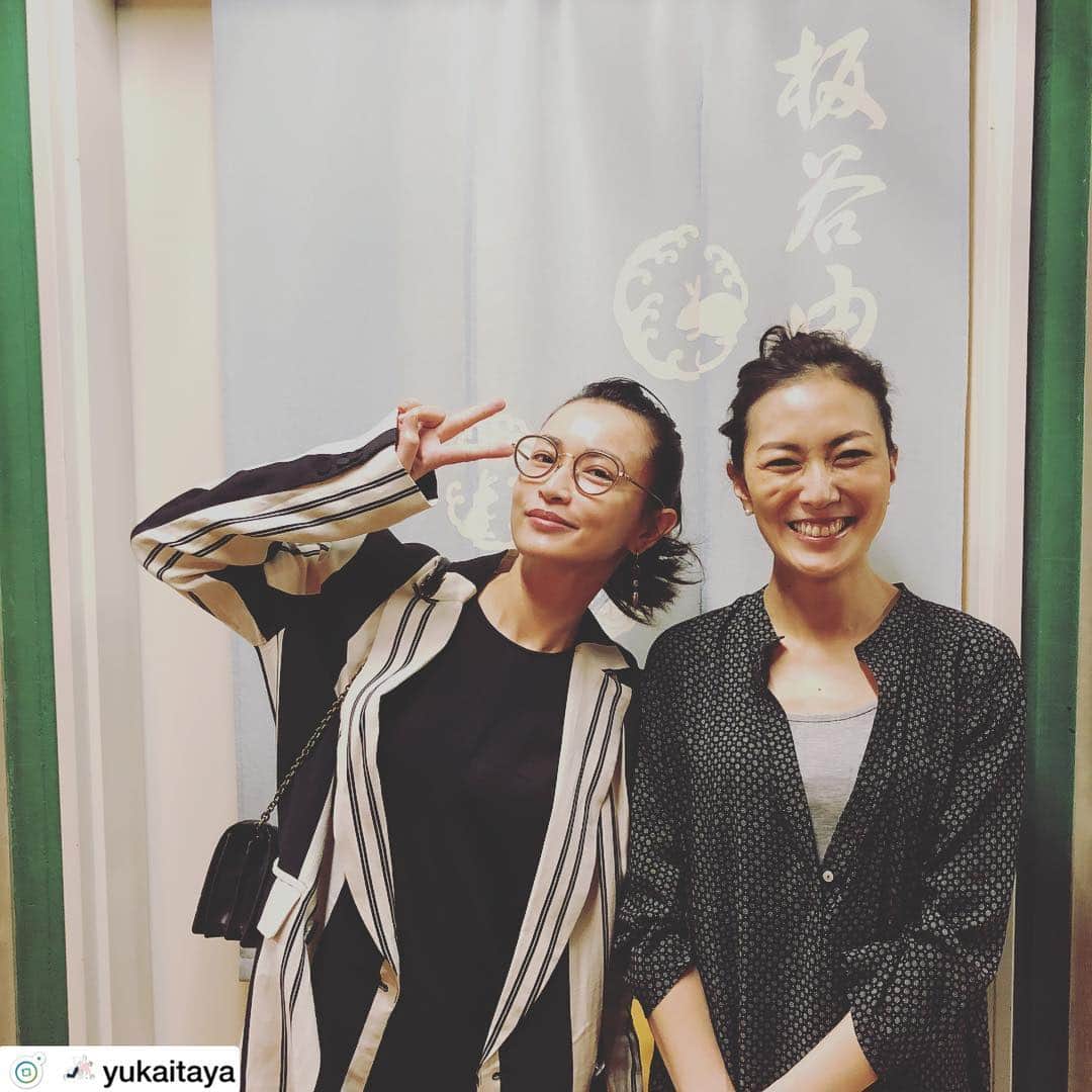 長谷川京子さんのインスタグラム写真 - (長谷川京子Instagram)「サプライズでゆかちゃんの舞台を観に。 予想以上のリアクション。 豪快にズッコケてくれました。 写真撮っておけば良かった〜。 初めての舞台とは思えないくらい堂々と、凛としていて、かっこ良くて。 ゆかちゃん演じる女性が気丈なのに儚げで。涙が出た。 残りの公演も頑張ってね！」4月19日 19時04分 - kyoko.hasegawa.722