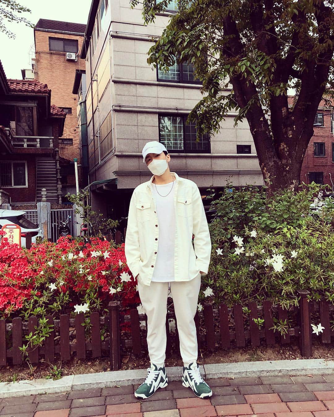 ジス のインスタグラム：「작업실 근처를 못벗어나는 자..😟이게..#꽃놀이」