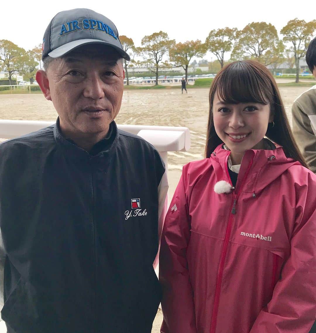 國嶋絢香さんのインスタグラム写真 - (國嶋絢香Instagram)「今夜も23時~ グリーンチャンネル「トレセンまるごと情報局」よろしくお願いします😊💖 写真は、今週末マイラーズカップ🏆を出走するモズアスコットと調教助手の宮内さん🎶 モズアスコット、大人しくてとても可愛かったです☺️☺️ そして2枚目は、エアスピネルの笹田調教師👨🏻 お洒落な長靴を見せてくれたりとっても優しい先生✨ 最近の水曜日は雨☔️が多くてレインコート率高めです🤗 ぜひ、ご覧ください👌🏽✨ #グリーンチャンネル #トレセンまるごと情報局 #トレまる #JRA #中央競馬 #京都競馬場 #マイラーズカップ  #エアスピネル #笹田厩舎 #モズアスコット #矢作厩舎」4月19日 20時02分 - ayakakunishima