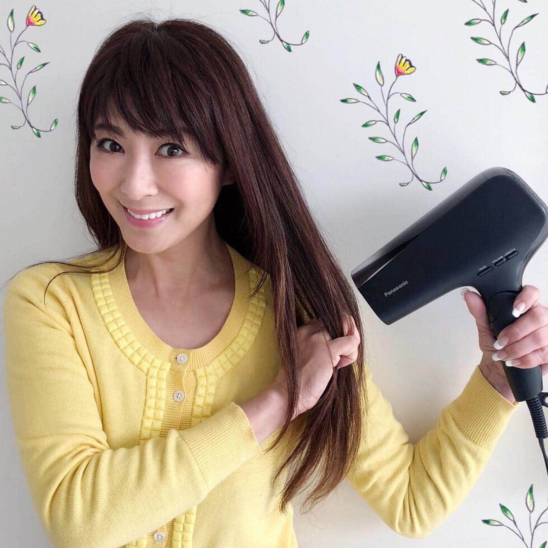 山田佳子さんのインスタグラム写真 - (山田佳子Instagram)「ロングヘアにとっては嬉しいヘアドライヤー😍 すぐに乾く‼︎暑過ぎない‼︎ 乾かすだけで艶のある髪に😊👌 ボリュームもコントロールしてくれるし、驚くほど髪がサラサラに(*˘▿˘✽) 髪を艶やかに仕上げてくれる「温冷リズムモード」は毎回使っています😆🙋‍♀️ 「スカルプモード」で頭皮ケアもできますよ👍👌 #ロングヘア #すぐに #乾く #時短 #ボリューム #水分量 #コントロール #してくれる #艶髪 #温冷リズムモード #頼もしい #ヘアドライヤー  #パナソニックビューティプレミアム  #エイジングケア #pr」4月19日 12時24分 - yoshiko117