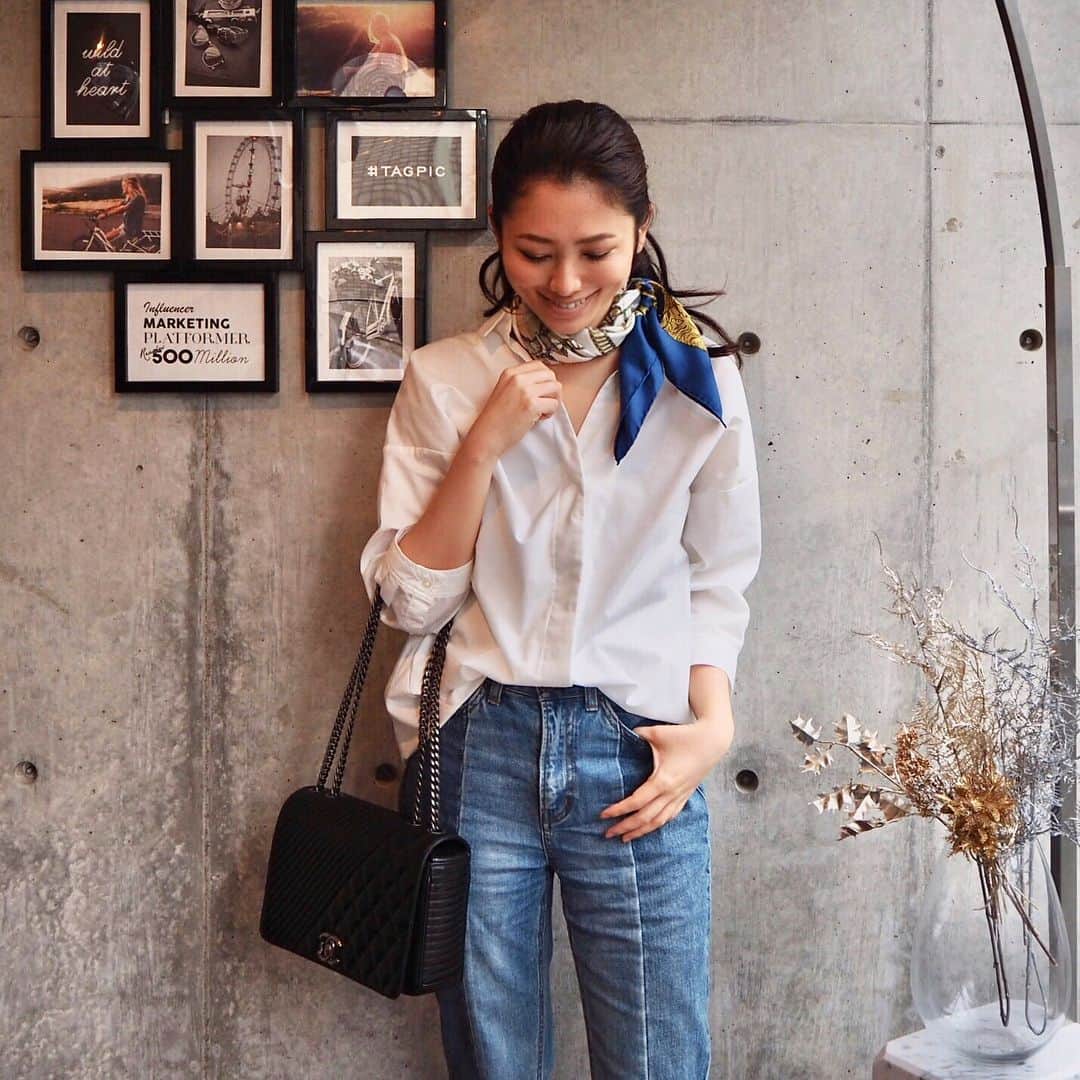 のインスタグラム：「. お天気が良い日は白シャツが着たくなる👚💕 白シャツ×デニム×トレンチコートという定番スタイルには、 @hermes のスカーフとブーツを合わせてポイントに✨ . #ayumi_y_ootd にコーディネート投稿をまとめています✍️ . . #ootd #outfit #fashion #coordinate #mdeux #milaowen #chanel #chanelbag #HERMES #hermescarre #celine #ファッション #コーディネート #コーデ #エルメス #エルメスカレ #エムドゥ #ミラオーウェン #シャネル #セリーヌ #セリーヌようふく部 #白シャツ #スカーフ #トレンチコート #153cmコーデ @tagpic_ootd」