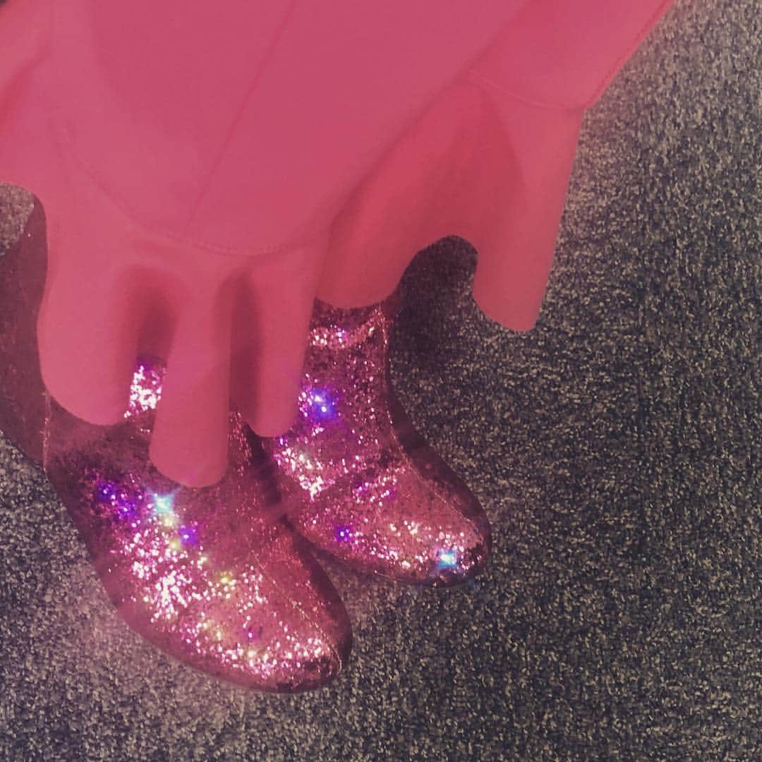 吉田凜音さんのインスタグラム写真 - (吉田凜音Instagram)「アルバムの衣装の 足元めちゃめちゃにかわいいの #pinko」4月19日 13時31分 - rinne1211