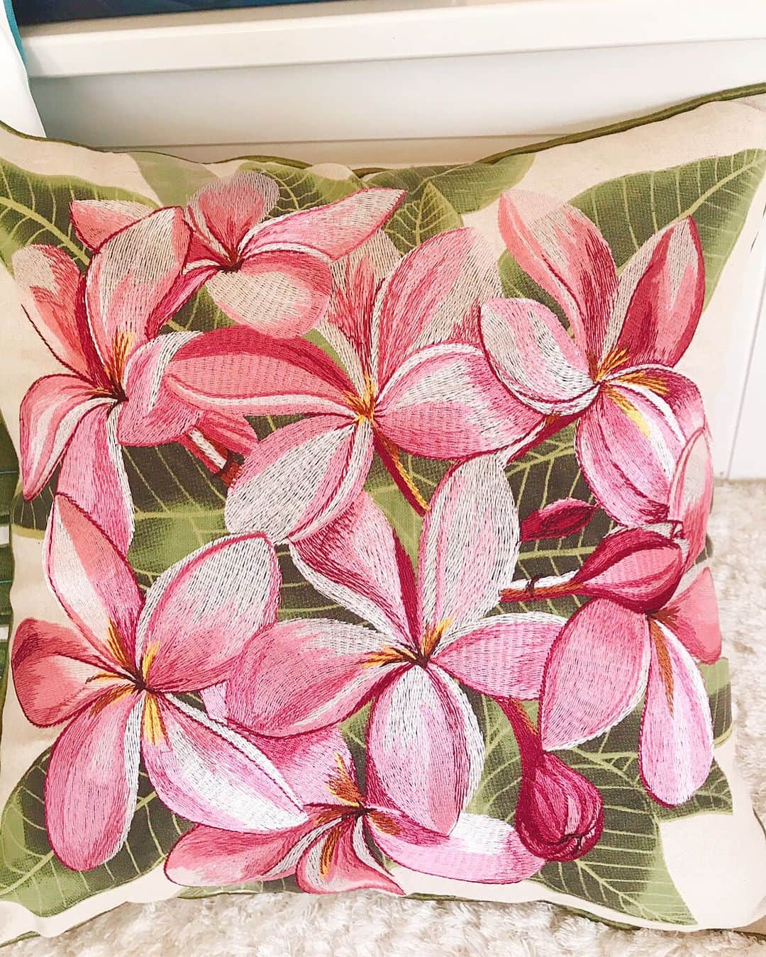 キャシー中島さんのインスタグラム写真 - (キャシー中島Instagram)「* 屋上の藤の花がもうすぐ終わり、バラの花が咲く季節になりました。 緑の葉が生き生きとしていて良い季節になりましたね。 ハワイで買ってきた#クッション をゲストルームにおきました。 #モンステラ の上にいるのは#ゲコ 、 日本語で言うと#ヤモリ 。  ハワイでは幸せを連れてくる守り神の化身と言われています。 なのでよくデザインに使われたりするんですよ。 ピンクのプルメリアの花は丁寧な刺繍でとってもきれいです。 これ1つで良い雰囲気になりますね。 * 今日は御殿場で教室の日です。 #キャシー中島 #キャシーマム #kathynakajima#kathymom  #マカナナキャシー#makananakathy  #cusioncover #クッションカバー  #gecko #家守 #aumakua #ヤモリがリアル  #キルト#ハワイアンキルト」4月19日 16時18分 - official_kathynakajima