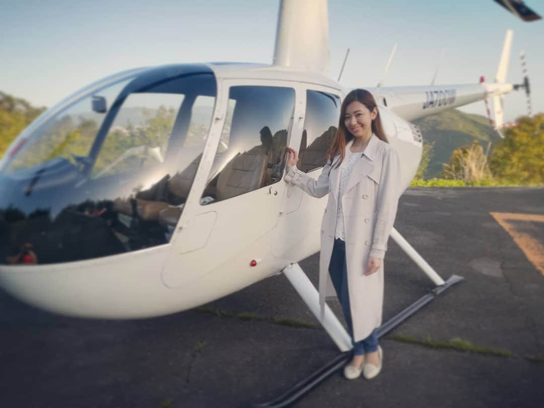 杉山由紀子のインスタグラム：「初のヘリ✨✨ * 今回はお仕事でこの子と京都・大阪・奈良の地上へ....🚁♥️ * 初めてのことでかなりドキドキでしたが、飛んだ瞬間、 ヤバい❤️きゃーーー💓 とはしゃいでおりましたw * 思ったより全然揺れませんし、酔いません✨ * かなり快適すぎてビックリするくらい✨ * ヘリは乗らないとこの感動が伝わらないm(__)mm(__)m ほんと是非みなさんにも体感してほしいと思う一つになりました！！ * まだまだお写真あるのでアップしていきますね✨ * * #ヘリ #ヘリコプター #三人乗り #周遊 #観光 #日本 #大阪 #京都 #奈良  #吉野 #最高 #新緑 #時短 #贅沢旅 #旅 #おすすめ #撮影 #杉山由紀子 #followme #japan #tokyo #girl」