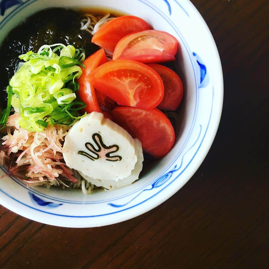 志摩有子さんのインスタグラム写真 - (志摩有子Instagram)「届いたばかりの五島のトマトで今年初めてのトマトもずく素麺。一緒に送ってくれた五島巻もトッピング。昆布の模様がウッドストックみたい。今日もお昼を食べそびれたので、遅めのランチにぴったり。 #五島トマト #五島巻 #追熟しろと言われたのに #我慢できずに #食べてしまい #おこられる #トマトもずくそうめん」4月19日 16時54分 - ariko418