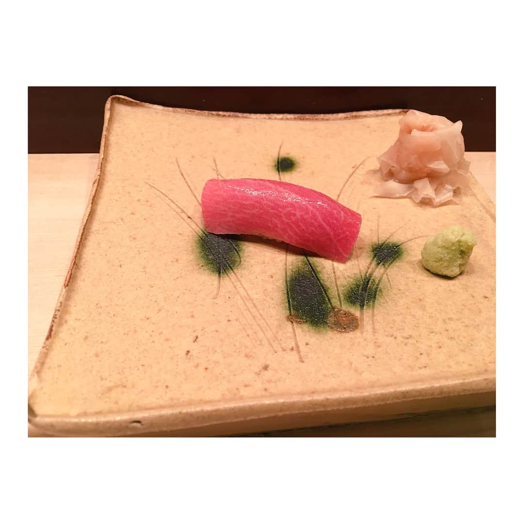 のインスタグラム：「昨日はあずささんと三平さんのおしゅし🍣🤭💓美味しすぎた！！！🤤❤️🙇🏻‍♂️Diorカフェとんでもなく優雅贅沢空間で御座いました✨🙈もう1年だって😂早 あずささんと今日も一緒だぜっ😘💞うれぴよ😍😍😍 #おしゅし #テテーン #お寿司 #鮨かねさか #銀座 #GSIX #Dior #カフェ #cafe #カフェって言っていいんかわからん空間笑 #ピスタチオ祭り #ピエールエルメ #あずささん #お姉ちゃん #☺️💓 #instagood #l4l #instafood #昨日今日と贅沢がすぎるってゆーか今週やばみ #そろそろバチ当たりそう #またコレステロール値爆上がりするやつ #生きる #え #美味しいは正義 #太らない #思い込み大事 #は」
