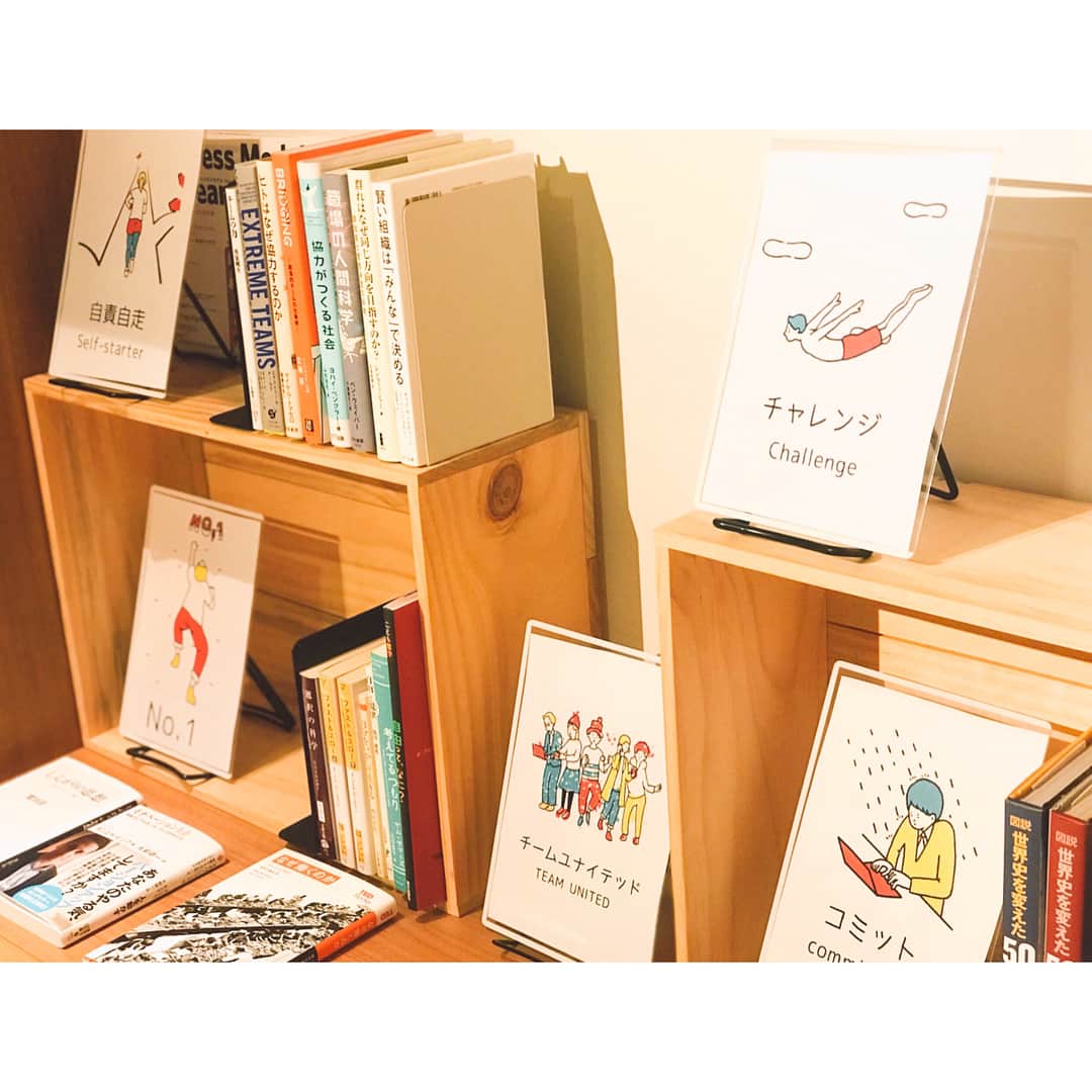 ユナイテッド 採用育成部のインスタグラム：「#ユナカフェ バリューコーナー。ユナイテッドの5つのバリューにちなんだ本がそれぞれ並べられています。社員は自由に読むことができます💐  #本棚 #book」