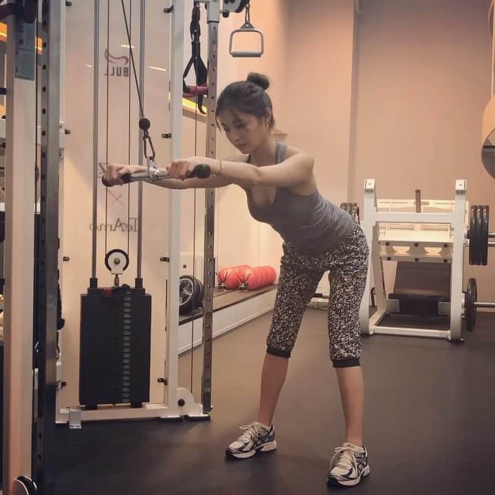 大石絵理のインスタグラム：「二の腕と胸、背中のトレーニング💃 これすっごく効くから、オススメ！！😝 わたしは20kgで10回x3セットやってるよ❣️❣️ @kazuki_kikuchi0505  @atoz.personal.training.gym  #gym #workout #pecs #triceps」
