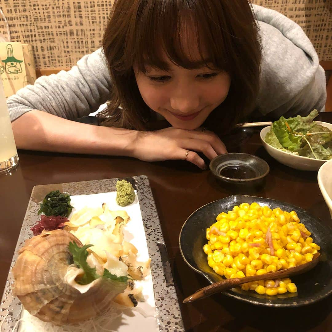 高見侑里さんのインスタグラム写真 - (高見侑里Instagram)「◡̈♥︎ 秋ちゃんと、北海道一泊旅行へ✈︎ 秋ちゃんの二大好きなコーンバターとつぶ貝や、海鮮丼、らーめんサラダ、スープカレーなど北海道グルメを堪能したり、夜は秋ちゃんのご実家に泊めていただいて、とっても楽しい北海道旅行でした✧ また遊びに行きたいなぁ♡ #北海道」4月19日 18時25分 - yuri_takami_official