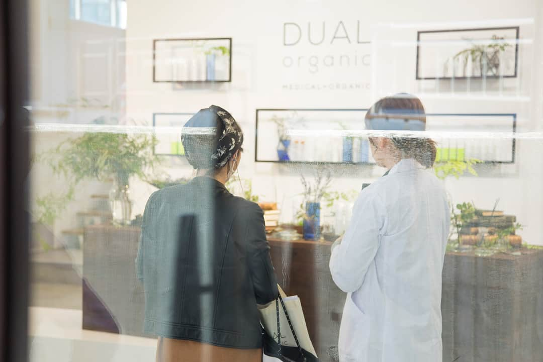 Dualorganicのインスタグラム：「DUALORGANIC新ブランドデビューの記事が、WWD beautyで紹介されました。  統合医療を基にしたブランドコンセプトを深く理解して頂き、オーガニック➕薬用という新しい考えを評価して頂いています🔎→スワイプ☺︎ ・ ・ ・ #デュアルオーガニック #オーガニック医薬部外品 #オーガニック #オーガニックコスメ #医薬部外品 #薬用 #スキンケア #アクネスキンケア#ラベンダー #タイム #セージ #ハーブ #植物 #大人ニキビ #コンプレックス #美肌 #美活 #綺麗 #笑顔 #スマイル #心 #体 #リベルタ #dualorganic #organic #medical #skincare #organiccosme #wwdbeauty」