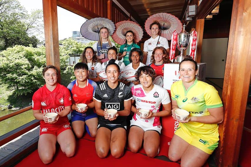 中村知春のインスタグラム：「welcome to JAPAN all the teams for kitakyushu7s🇯🇵 sitting japanese style is so hard even for me😂thanks all the captain's and good luck for weekend.  captain's photo done👌 two days to go!!!!! #皆んな正座に苦戦  #小倉城庭園  #kitakyushu7s  #sakurasevens」