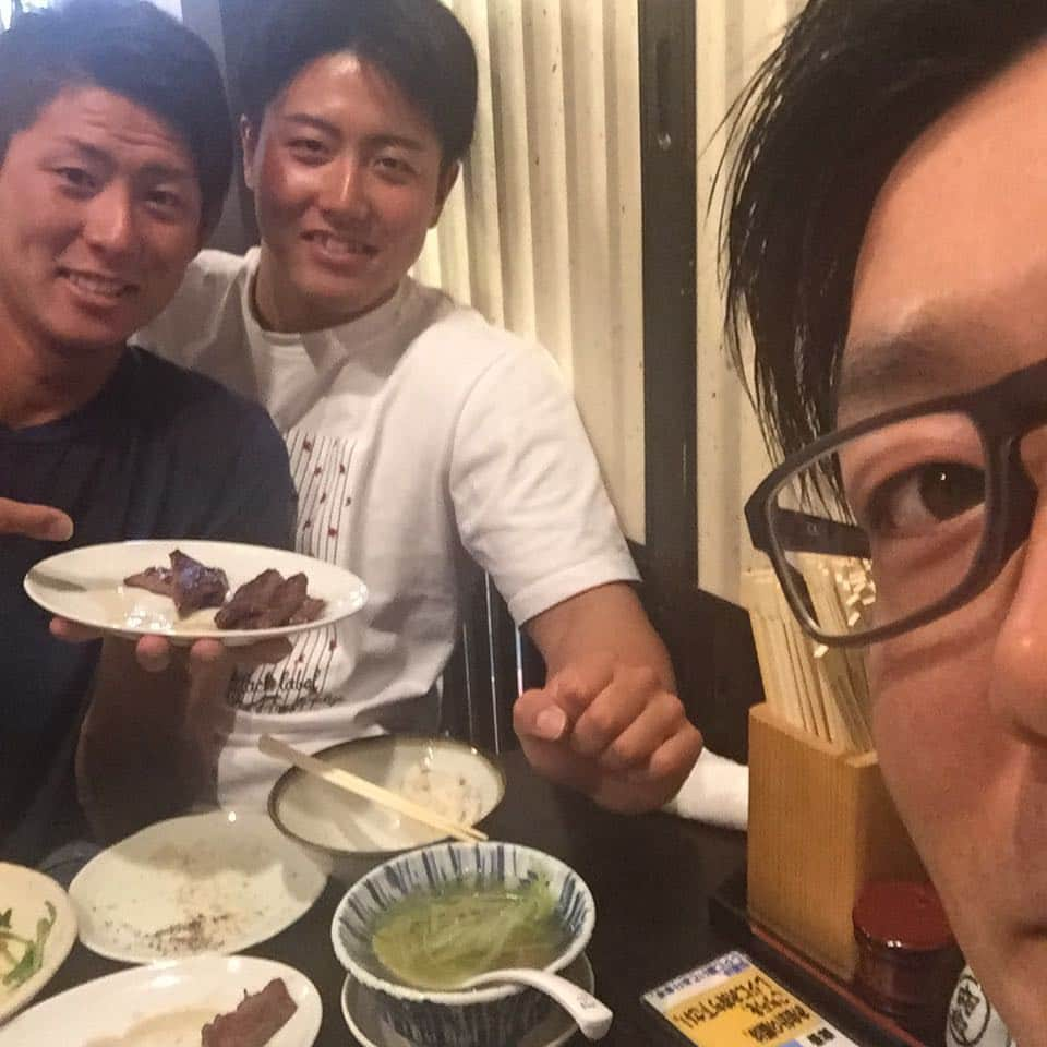 黒羽根利規さんのインスタグラム写真 - (黒羽根利規Instagram)「お疲れ様です。 昨日は仙台でたらふく牛タン食べてきました🤣 明日からまた頑張ります😊👍🏼 #森山恵佑  #姫野優也  #外野手会？ #牛タン司 #バネフレーム」4月19日 22時14分 - toshiki_k42