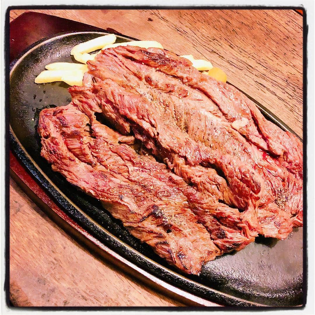 柳下毅一郎のインスタグラム：「1 pound steak #steakhouse #steak #okinawa #naha# #nightlife」