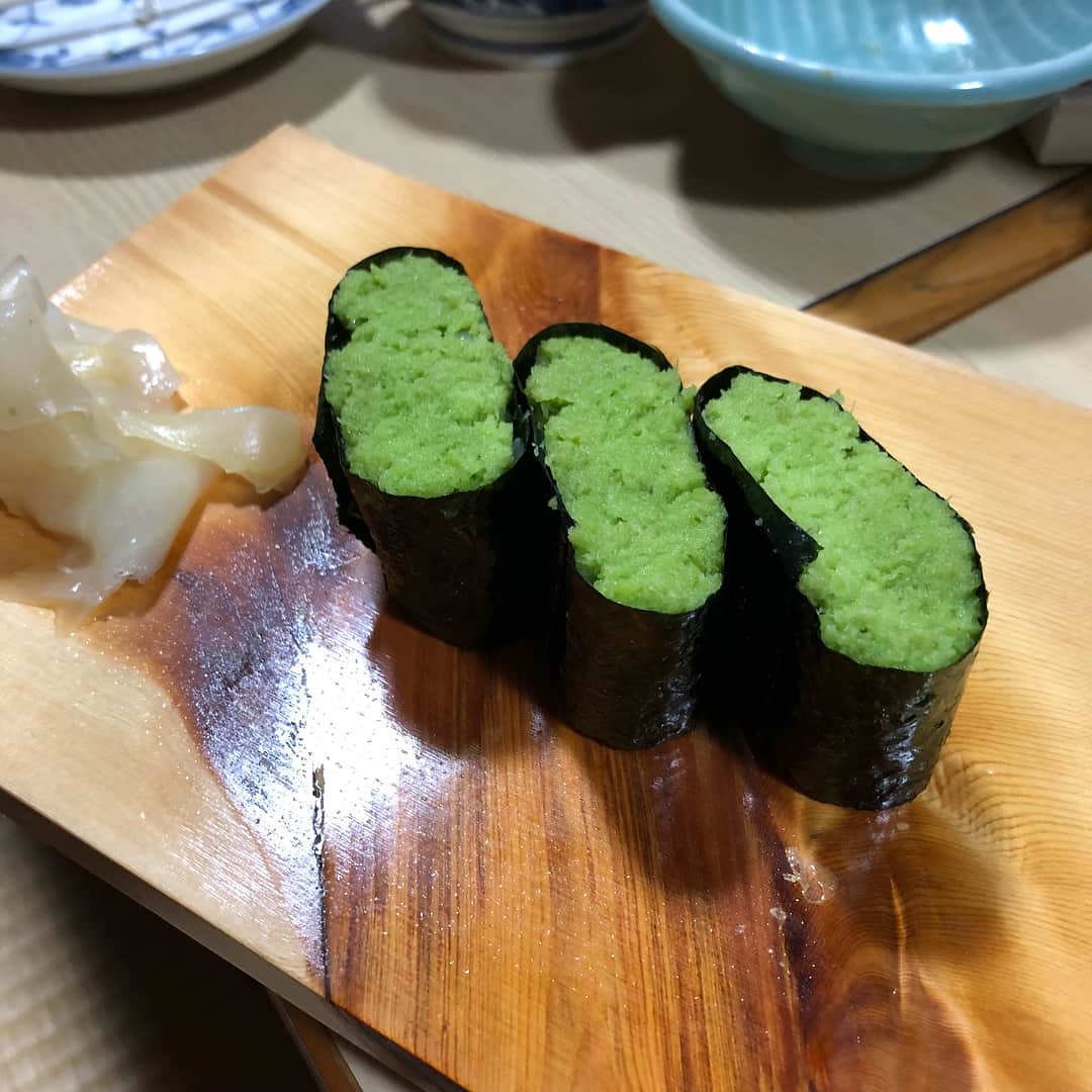 今井美穂さんのインスタグラム写真 - (今井美穂Instagram)「この間の農作業の打ち上げに呼んで頂きました😆 田上町のお寿司屋さんで宴会🍣  まさかのワサビ軍艦で罰ゲーム風に(笑) 衝撃の感覚でした(笑) でもちゃんと完食しましたよ😆💦 もちろん美味しいお寿司も頂きました💕 お父さんお母さん達とワイワイお話しして楽しかったな〜😆 地元じゃないけど、こんな風にご縁が出来るなんて不思議✨ これからも宜しくお願いします😆  #農作業 #打ち上げ #田上町 #ふるさとが増えた感じ」4月20日 0時05分 - imaimiho1209