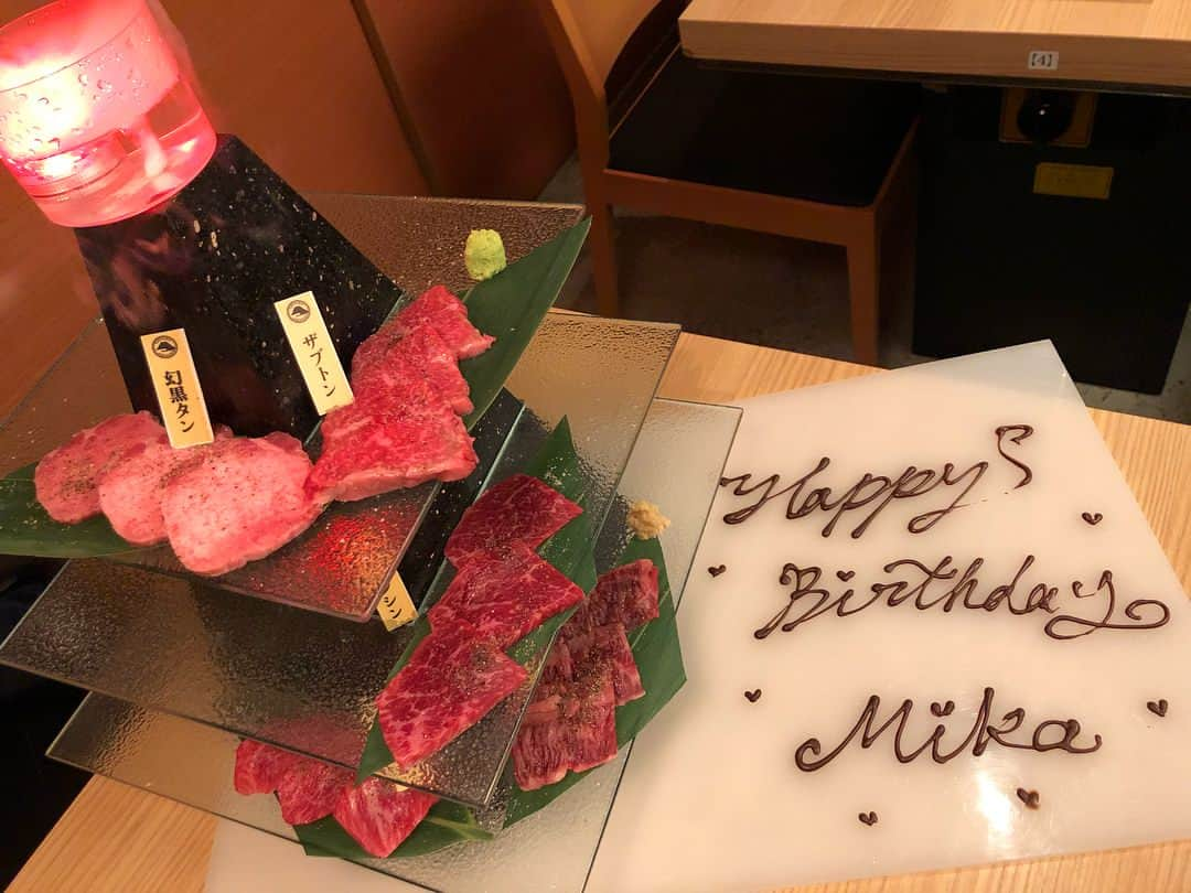 MIKAさんのインスタグラム写真 - (MIKAInstagram)「幸せウィーク🤤💕 毎日お肉がいいくらいお肉が大好きすぎて困っちゃう。。🐮💧 #富士門 の肉おはぎに心奪われすぎて限界まで食べたい！笑 また #みか山紀信 してるのでスライドして見てね♥️ ふぅ。なして焼肉ってこんなに美味しいんだろうか。 もうしばし誕生日ポスト続いちゃうと思いますがお付き合いお願いします😭🙏 #yakiniku #nomnom #love #oishi #shibuya #japanesebbq #swipeleft #mikabd0416 #焼肉 #幸せ #オニクラブ」4月20日 13時36分 - cjd_mika