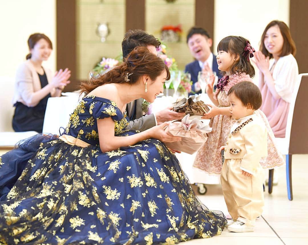 ラ メゾン デ アンボワーズさんのインスタグラム写真 ラ メゾン デ アンボワーズinstagram Kids 花束贈呈をしてくれたお子様に 新郎新婦から素敵なプレゼント ラメゾンデアンボワーズ アンボワーズ 三重平安閣グループ 子ども 花束贈呈 可愛い