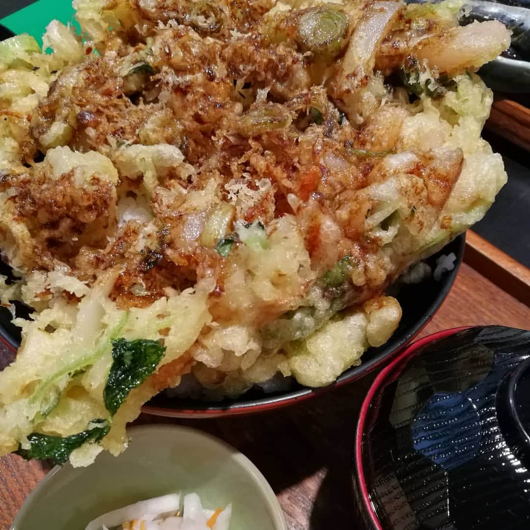 西川宏美のインスタグラム：「でもって、魚料理みうらさんにて、かき揚げ丼定食。 かき揚げはみ出てますがな！ 凄いボリューム！ そしてうまうま。 #銚子 #かき揚げ丼 #魚料理みうら #お腹いっぱい」