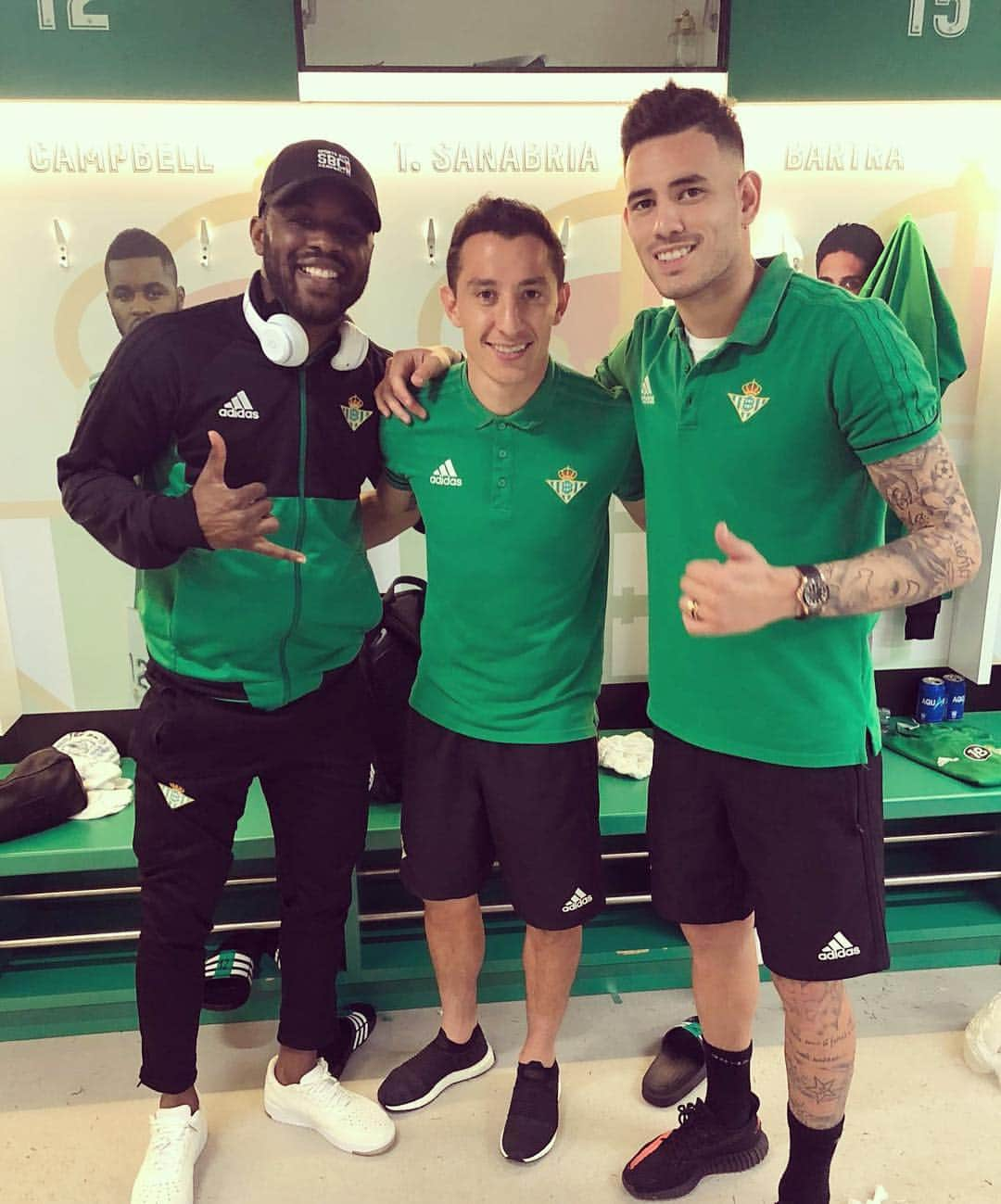 ジョエル・キャンベルのインスタグラム：「➕3️⃣💚 💪🏿💪🏿 con mi mexican power @andresgua18 y el dandy paraguayo @tonnysanabria 😂😂😂 #mushobeti 💚💚💚」