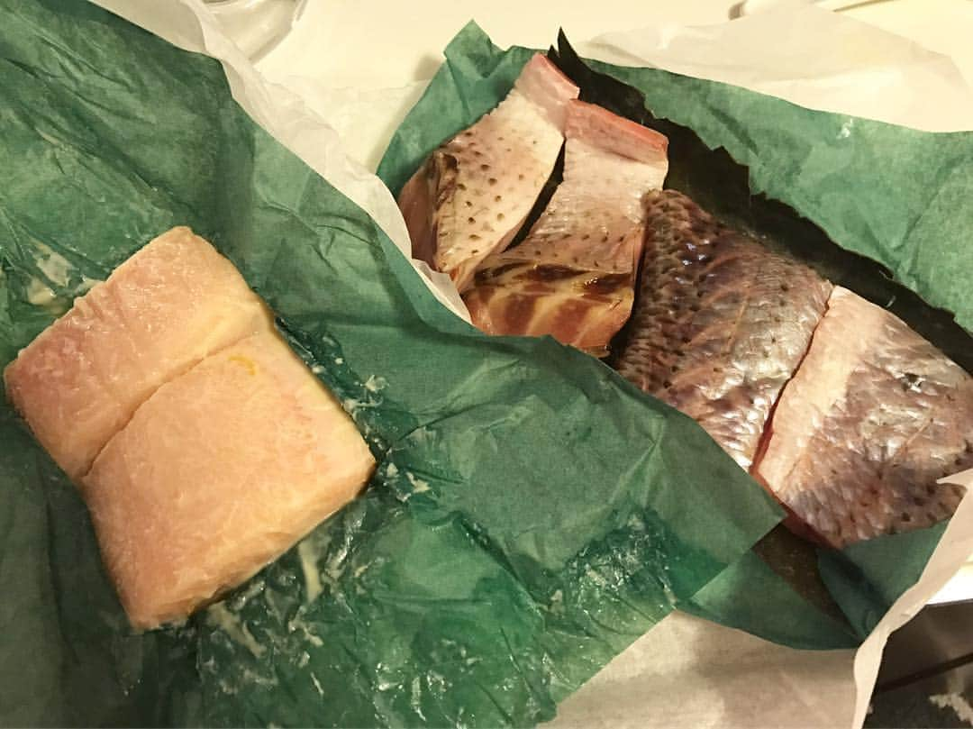 里田まいさんのインスタグラム写真 - (里田まいInstagram)「夕食！ カジキ味噌漬け スズキ昆布〆 魚焼きグリルはないので、オーブンで焼いていただきます。 美味しいんだよ〜〜🇺🇸 @osakanabk」4月20日 8時30分 - maisatoda_official