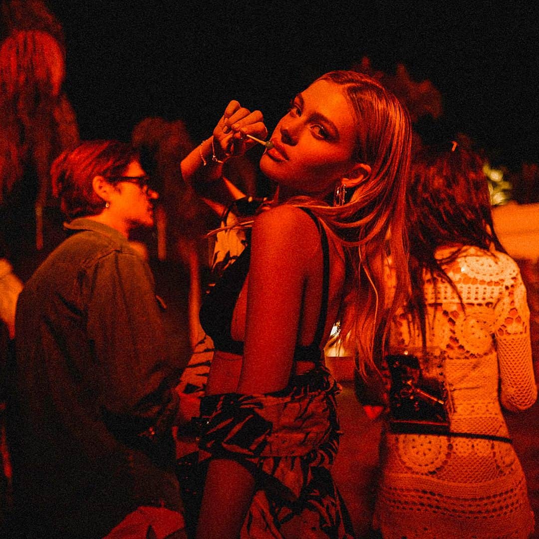 ニコラ・ペルツのインスタグラム：「☎️🍒💋⛑🥤」