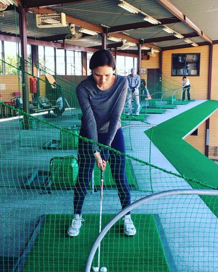 瀬間友里加のインスタグラム：「先日の @nananatsuho さんとの練習⛳️真剣真顔🤨からの→笑顔😄 2時間もいたのに1打1打集中で50球🤣まだまだテニス打ちでゆっくり大きなスイングができません🎾 ゴルフの練習行きたい⛳️ #golf #practice #yonex」