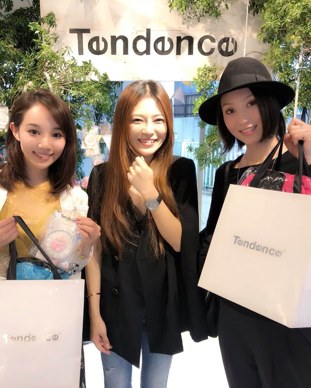 咲妃みゆさんのインスタグラム写真 - (咲妃みゆInstagram)「先日、大さん( #鳳翔大さん )と一緒に「Tendence」さんの新作発表会に行かせて頂きました⌚️💕 . 以前からお世話になっている#スタイリスト の#スドーキョーコ さんが#プロデュース & #ディレクション なさった、華やかで彩り溢れる空間でした☺️💖キョーコさんのハイセンスさに、改めて感動しました‼️ . 4種類ある中で私はピンク色の時計をチョイス！まず着け心地の良さに驚きました😍細部にまで拘りの詰まった美しい時計です✨これから、いろんな所へ一緒にお出かけしたいなと思います🌷 . #tendence #腕時計 ⌚️ #新作 #kawaii …💕」4月20日 10時04分 - miyusakihi