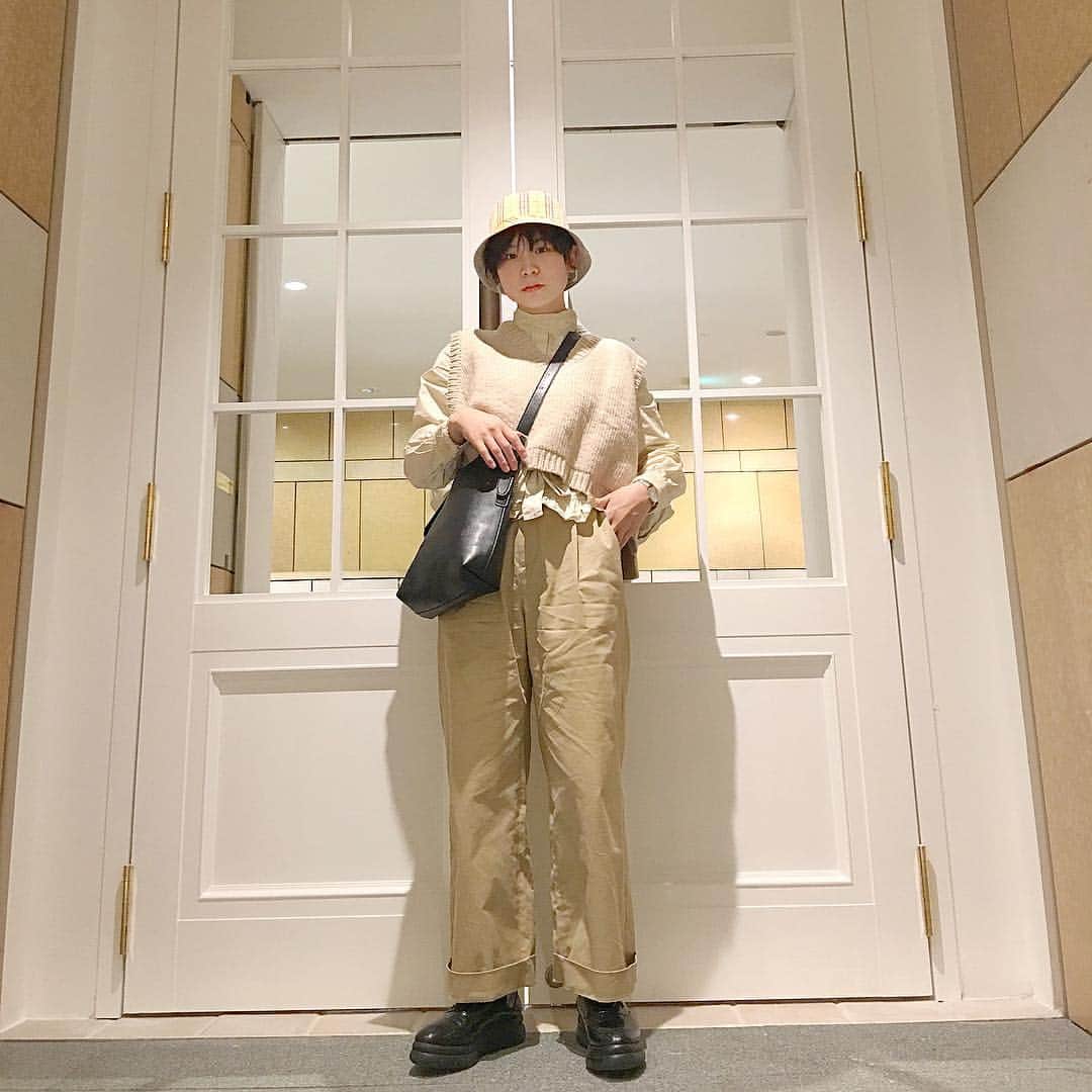 のインスタグラム：「ちょうど一週間前のコーディネート😇オールベージュといったとこでしょうか◎ かなりのお気に入りアイテムの大集合！！！！ . バケハ&バッグ：#toneselectgoods  イヤリング：#UNRELISH ニットベスト：#Xitao チノパン：#globalwork  ブラウス：#BODYLINE シューズ：#ZARA 時計：#danielwellington . . ずっとやりたかったこのニットベスト×チノパンのベージュな組み合わせ🐕🐕 一歩間違えたら野鳥の会🦅になりかねないから、他のアイテム選びかなり慎重にした！！ レースブラウスで品と、光沢感ある黒でシックさと、シルバーアクセサリーでサッパリさを。 . #code #coordinate #outfit #boysh #ボーイッシュ #メンズライク #shortcut #黒髪ショート #ショートカット #ootd #데일리룩」