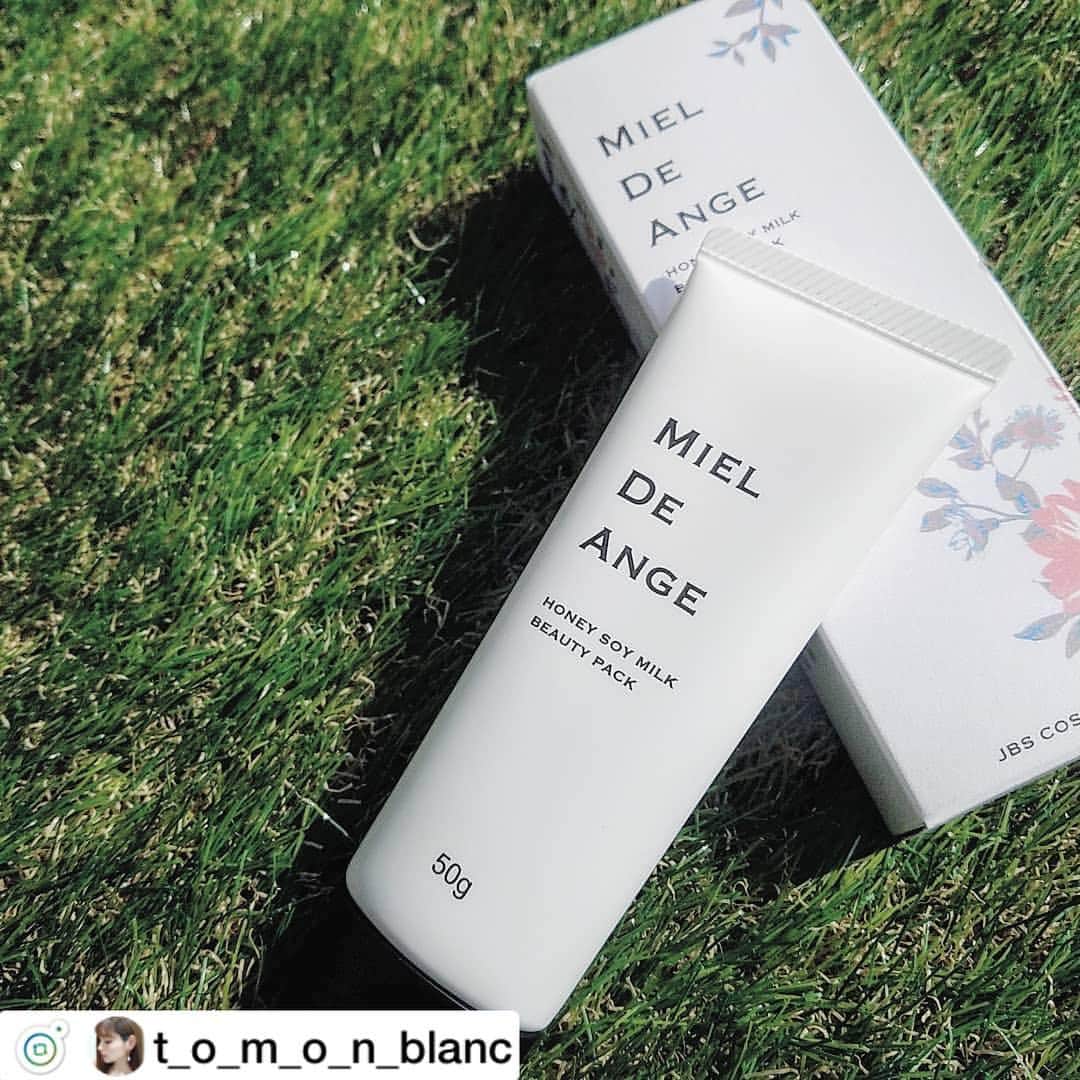 ミエルドアンジュのインスタグラム：「ご愛用ありがとうございます💝 my special care✴︎✴︎ . . いつものスキンケアに 高級エステ級の美容成分たっぷりのこのパック使いだしてから数週間. . 化粧水の吸収もよくなって 吸い付くようなモチ肌になった♡!! . パック後すぐメイクした時の写真は ツヤ感が!! あと肌が白くなった気がする🌿🌿 ・ ・ #ミエルドアンジュ #美白パック #ノーベル賞受賞成分 #フラーレン #毛穴レス #ツヤ肌 #モチ肌 #美容アイテム #PR #オススメ . ↓↓↓✨✨ https://ac.ebis.ne.jp/tr_set.php?argument=YNuyxX9c&ai=onlifema12」