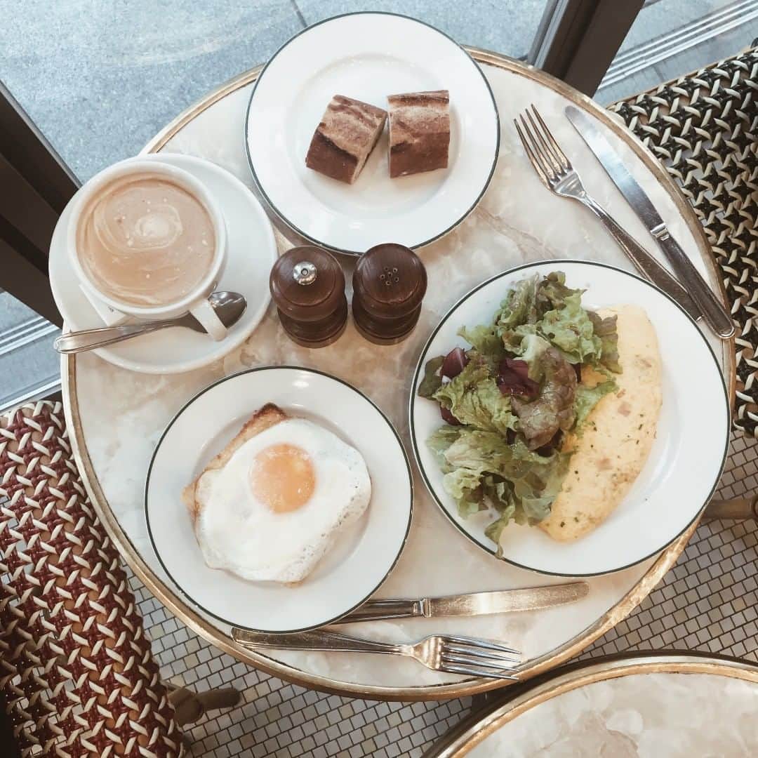 ホットペッパーグルメ公式アカウントのインスタグラム：「まるでパリの朝食！？のようなステキな朝ごはんの写真を投稿してくれた、インテリアコーディネーターとしても活躍されているyui（@__yuinstagram__）さん。 海外での思い出の場所は中々行けないかもしれませんが、雰囲気が近いお店を見つけるとなんだか嬉しくなりますよね♪ photo by @__yuinstagram__ #ホットペッパーグルメ」