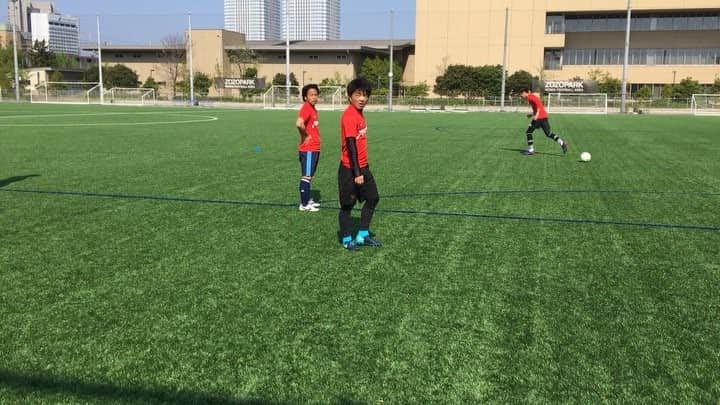 TACKYのインスタグラム：「【プロサッカー選手になる】 . 2週目の練習を消化し、選手同士のコミュニケーションも増えてきた。 . それぞれプロサッカー選手になるという夢を掲げ、切磋琢磨できる仲間と、より濃密な練習になるようにディスカッションも交える。 . 週の最後ということで4対4のゲーム形式も行った。選手達はこの2週間で#須藤右介 コーチから教わった 「相手の背後をついて、空いたスペースを味方が使う」「ボールホルダーに対してできるだけ多くパスコースの線を作る」といったことを意識し、実践を通して自分のスキルに定着させようとする姿勢も見えた。 . . 2週間が経過し、ここからさらに良くなるか、悪くなるか。 仕事も始まり身体の疲労、モチベーションの維持など苦労する面が増えてくるかもしれないが、自分でやると決めたこと。 引き続き気持ちを引き締めて毎日を過ごしてほしい。 . . #相手の背後から斜めの飛び出し #パスコースの線をできるだけ作る #ポジショニングで段差をつくる #練習生募集中 #体験生募集中 #選手募集中！ #プロなろ #プロなろfc #サッカー #練習 #トレーニング#朝練 #日本代表 #海外組 #W杯 #チャンピンズリーグ#CL  #soccer #football #càlcio #futbol #futebol」