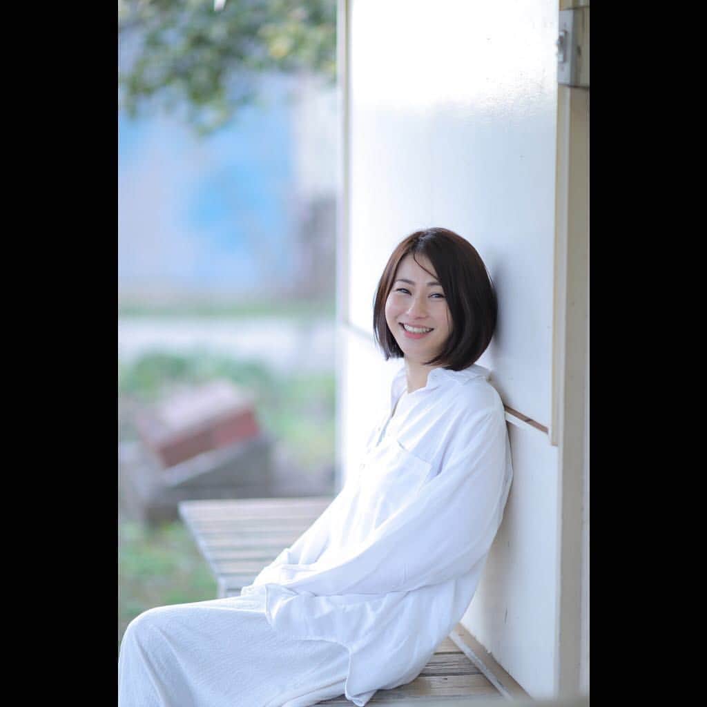 のインスタグラム：「本日とても良き日でした💮 自由になるための準備。 . .  写真家 @kirin.photo  #写真 #撮影 #被写体 #フォト #ポートレート#ポートレイト #ポトレ #白シャツ #白 #笑顔 #portrait #portraits #portraitpage #smile #white 🎶」
