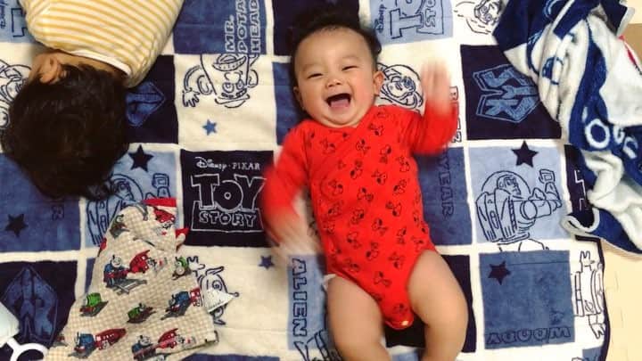 橋田昌実のインスタグラム：「お風呂あがり元気な弟と寝てる兄👶🏻👦🏻」