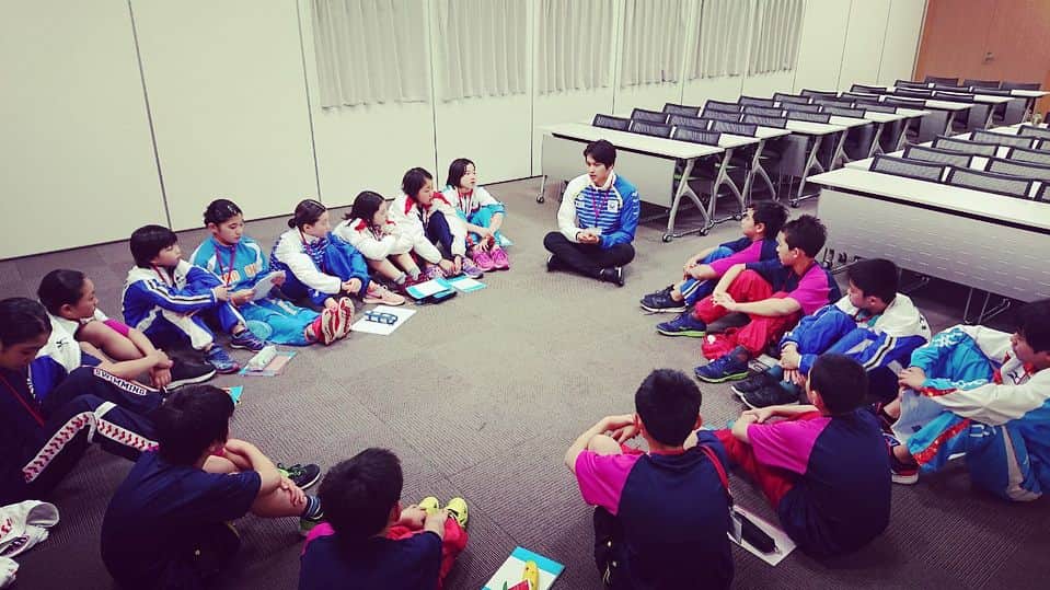 のインスタグラム：「‪I talked to the Jr swimmers about what are the top swimmers doing for being faster and stronger🏊‍♂️💪‬ ‪Thank you for the good talking session🙏✨‬ ‪今日はジュニアスイマー達にお話をさせていただきました。‬ ‪真剣に話を聞いてくれてありがとうございました🙇🏻‍♂️‬」