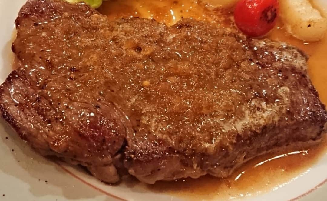 岩野理沙さんのインスタグラム写真 - (岩野理沙Instagram)「最高に美味しかったよ😋🍴 ステーキ🍖  番組で紹介してて いってきました🎵  お店の名前はステーキハウス「やぁ。」 ざぶとんとか、色んな種類のお肉がありました❤️ 幸せでした✨😍✨ #やぁ。#ステーキ#肉#ざぶとん#牛#佐伯#柔らかい#肉汁#ご飯すすむ#はなきんナビ#つださん#delicious#幸せ」4月20日 23時00分 - risaiwano