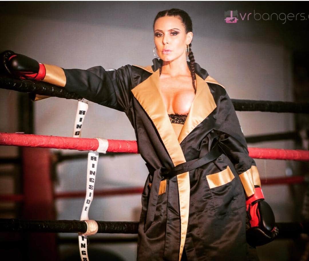 Kendra Lustさんのインスタグラム写真 - (Kendra LustInstagram)「#boxing #sexyboxer」4月20日 23時19分 - kendralust