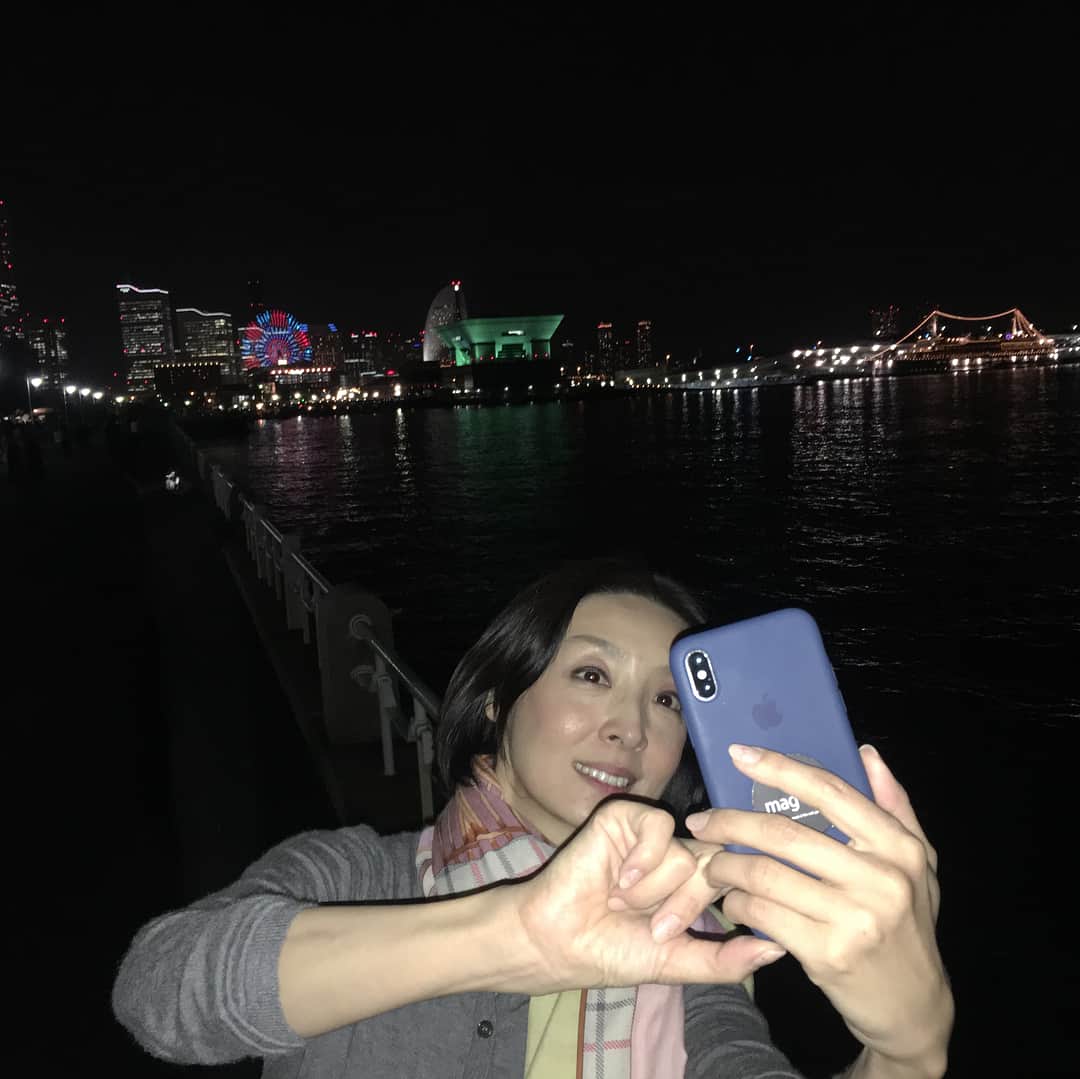 草刈民代さんのインスタグラム写真 - (草刈民代Instagram)「今日は横浜で「ワーズハウス」の撮影がありました。 撮影後、#山下公園 付近で食事。せっかくなので海辺まで行って写真撮影をしました。 夜景が綺麗でした〜😊 2枚目の写真、自撮りしていますが、その写真は上手く取れませんでした。残念！😝#草刈民代」4月21日 0時09分 - tamiyo_kusakari_official