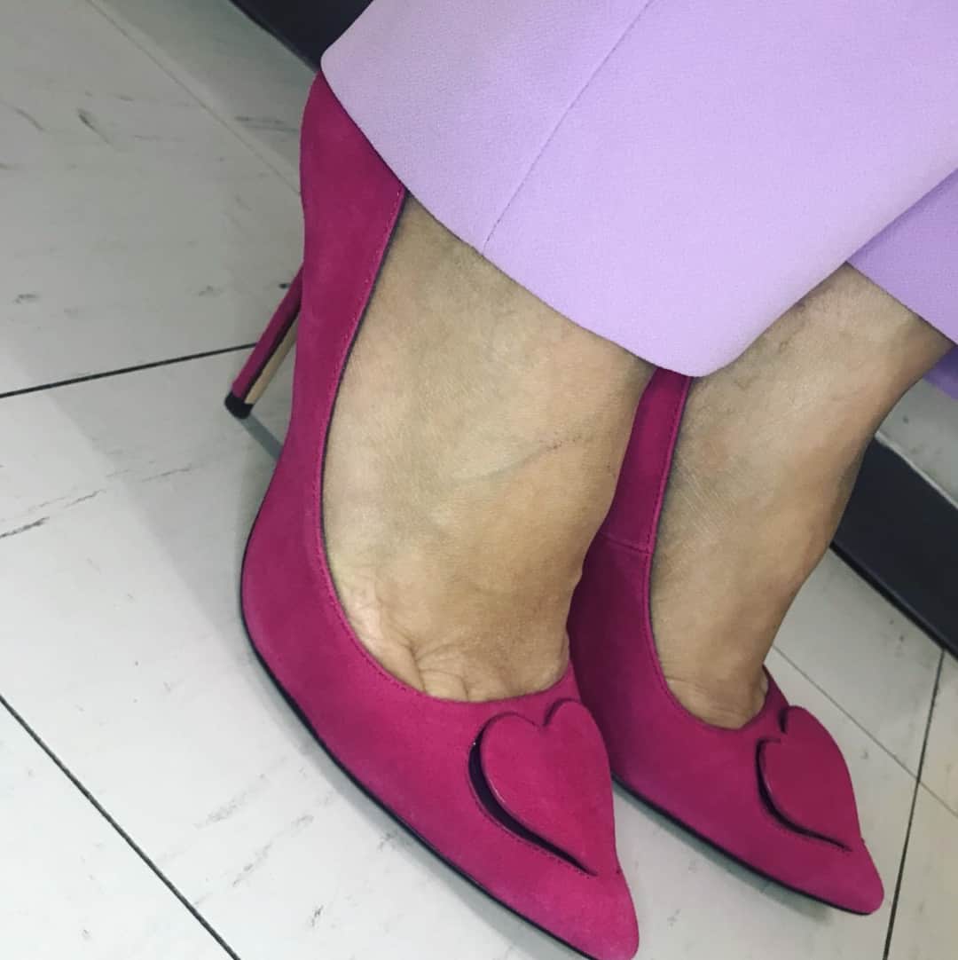 アンミカさんのインスタグラム写真 - (アンミカInstagram)「ZARAの三色コーデ♬今年は大好きな色が沢山着れて幸せ❤️ 特にこのハート💗の靴が可愛すぎ👠 #グリーンをピンクやラベンダーに合わせるのが好き #秋はプレッピーにグリーンとネイビーを合わせたい #スエードハートのパンプスは買い！ #三色コーデ #model #ahnmika #fashion #ootd  トップ、パンツ、靴 #zara  ピアス #stellarhollywood」4月20日 15時03分 - ahnmikaofficial