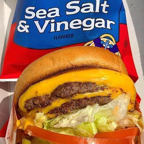 クウォンのインスタグラム：「#🍔#🍟#inandout #give #meeeee」