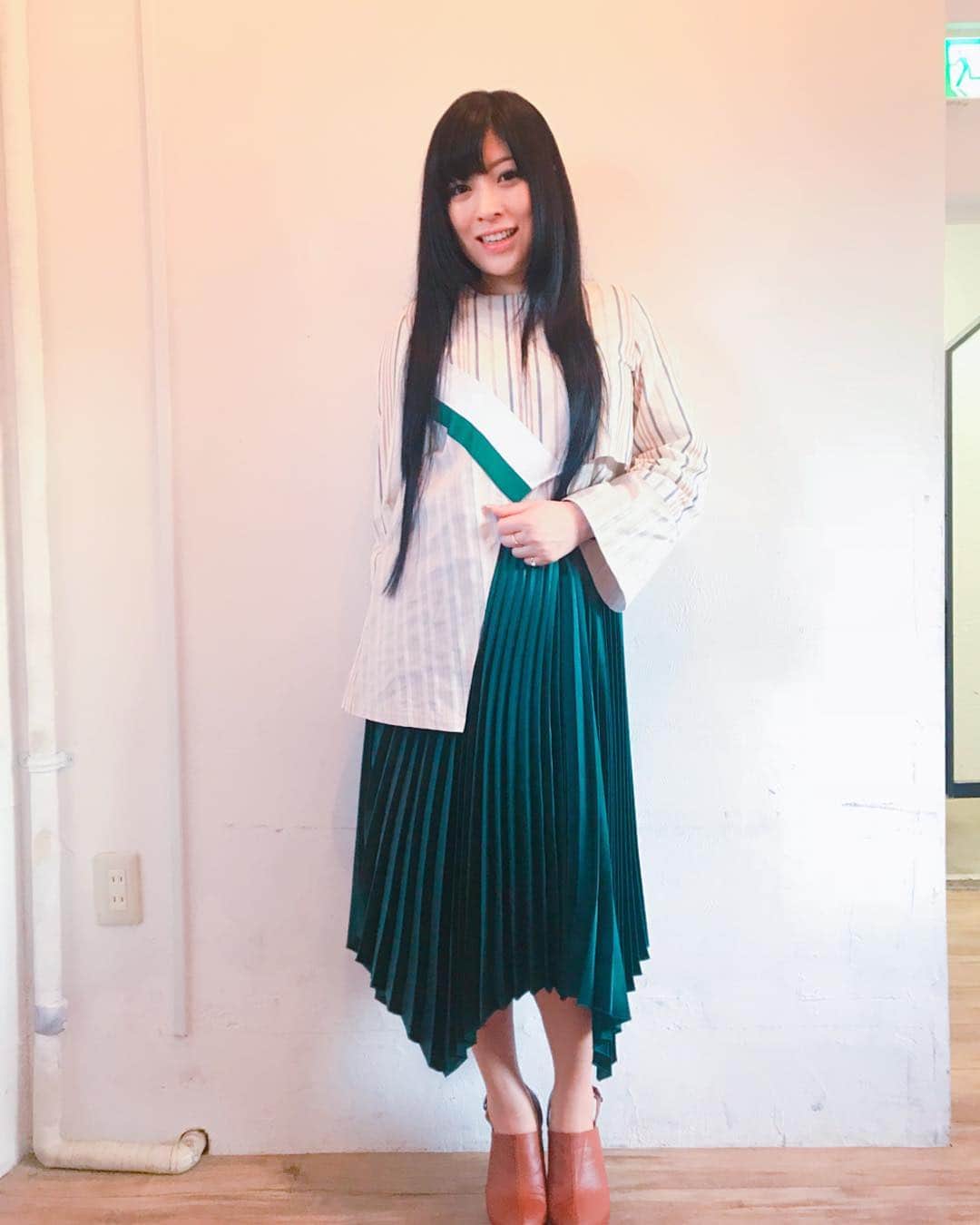 鈴華ゆう子のインスタグラム：「今日は、1人で珍しく洋服での取材でした。 近日中、お楽しみに(･ω･)」