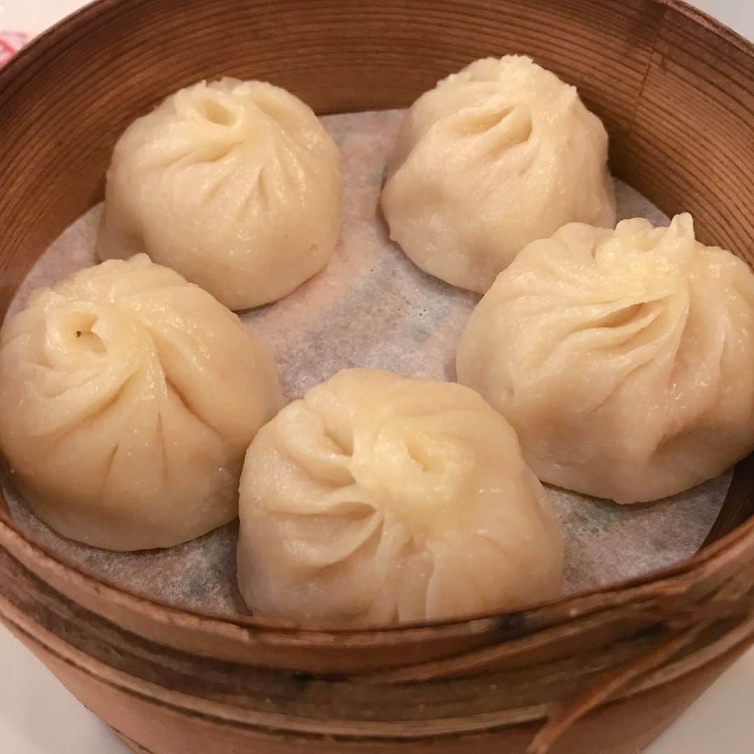 小澤陽子さんのインスタグラム写真 - (小澤陽子Instagram)「in private❁ どーーーーーーん🥟 ショウロン、パオ💛🧡 * * だいすきな食べ物の１つ♪  #小籠包 #焼き小籠包というのも…😳✨ #みんな同じメニュー😂 #私服 #ファッション #fashion #おざよーfashion👗  #おざわーるど🌏 #whatsyourfavouritefood?」4月20日 17時16分 - yoko.ozawa729