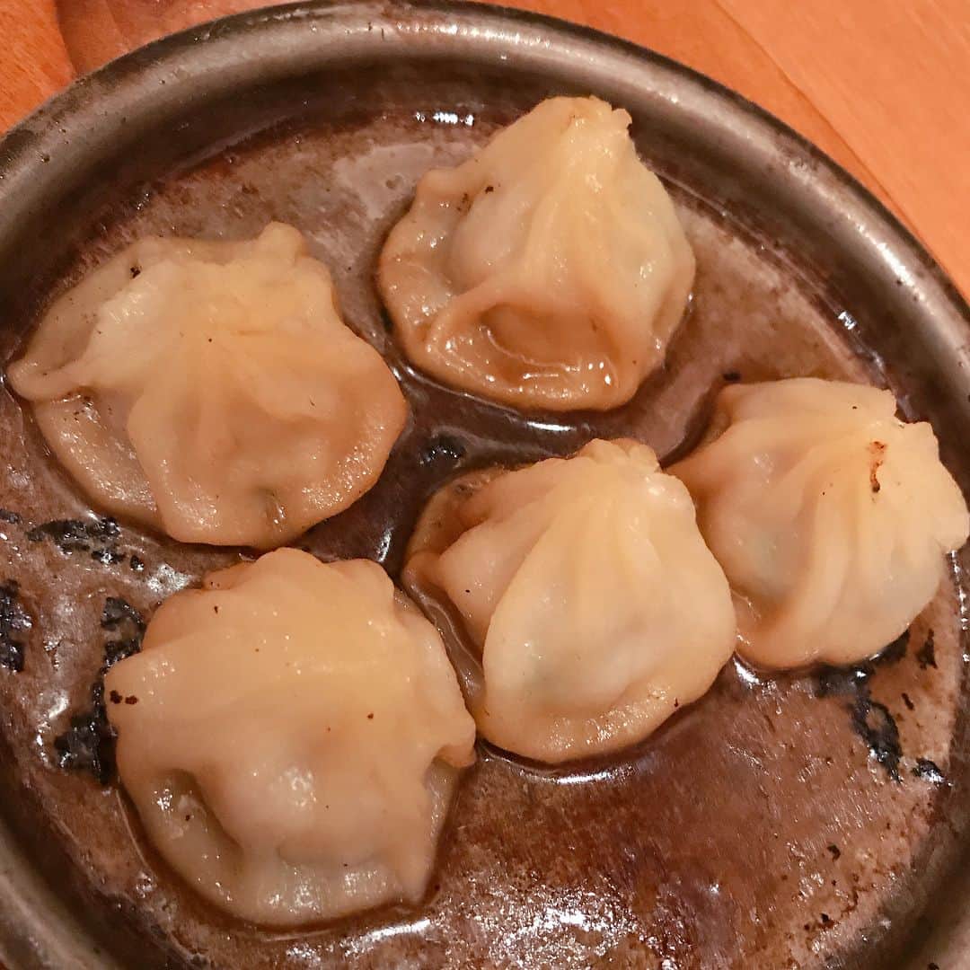小澤陽子さんのインスタグラム写真 - (小澤陽子Instagram)「in private❁ どーーーーーーん🥟 ショウロン、パオ💛🧡 * * だいすきな食べ物の１つ♪  #小籠包 #焼き小籠包というのも…😳✨ #みんな同じメニュー😂 #私服 #ファッション #fashion #おざよーfashion👗  #おざわーるど🌏 #whatsyourfavouritefood?」4月20日 17時16分 - yoko.ozawa729