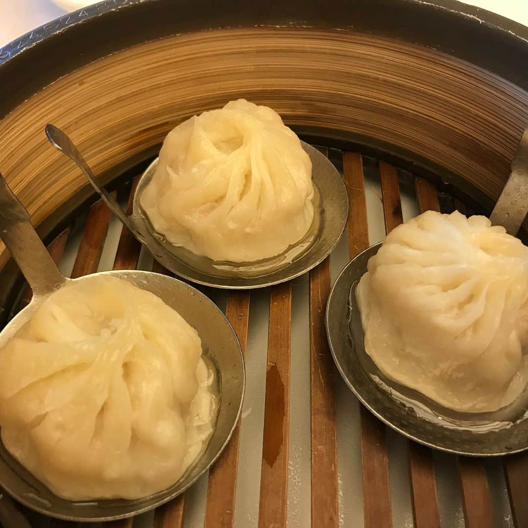 小澤陽子さんのインスタグラム写真 - (小澤陽子Instagram)「in private❁ どーーーーーーん🥟 ショウロン、パオ💛🧡 * * だいすきな食べ物の１つ♪  #小籠包 #焼き小籠包というのも…😳✨ #みんな同じメニュー😂 #私服 #ファッション #fashion #おざよーfashion👗  #おざわーるど🌏 #whatsyourfavouritefood?」4月20日 17時16分 - yoko.ozawa729