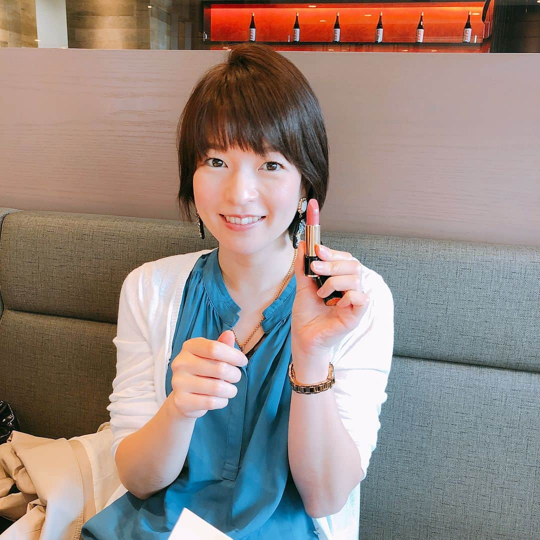 内田敦子さんのインスタグラム写真 - (内田敦子Instagram)「先日のことです。 内田、奈良岡、榊の3人で 榊さん海外出発前の ラストランチしました🍜✨ . お誕生日プレゼントの 名前入りの口紅には、 日本を思い出してもらうために 桜のマークもつけてもらいましたよ💄🌸 . 必ず会いに行くから待っててねー✈️✈️✈️ . #榊菜美 #奈良岡希実子 #内田敦子 #名前入りリップ  #旅立つまえに #誕生日プレゼント」4月20日 17時41分 - atsuko_uchida1205