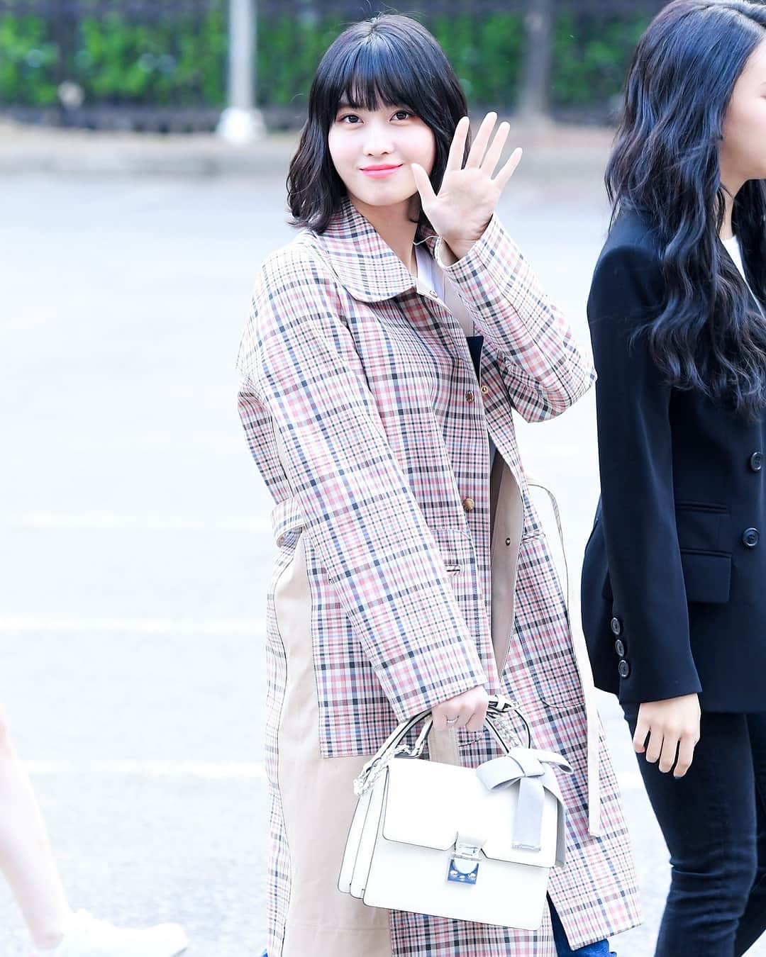 モモさんのインスタグラム写真 - (モモInstagram)「[Fantaken] #모모 - 180420 On the way to Music Bank | © - peachtoktok, law_sowon #트와이스 #모모 #平井もも #もも #TWICE」4月21日 0時13分 - momojype